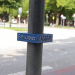 Bild: Straßenschild mit Prismenschrift auf Aluminiumschild.